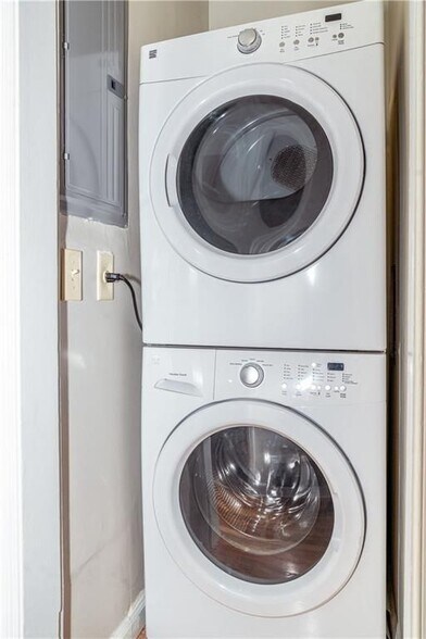 Building Photo - 153 Lindbergh Drive NE