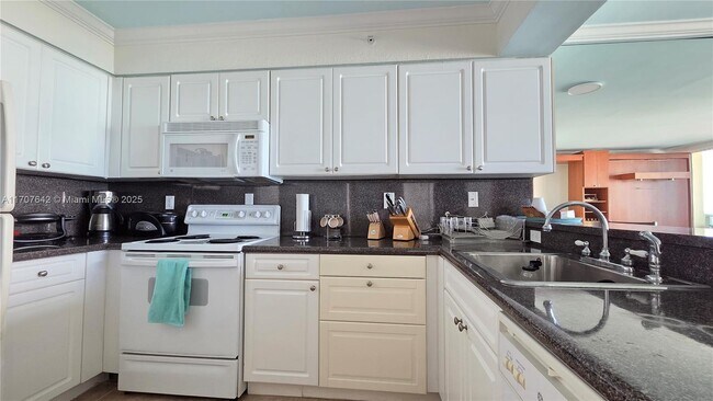 Building Photo - 2501 S Ocean Dr