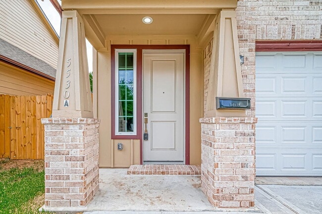 Building Photo - 5530 Hirondel St