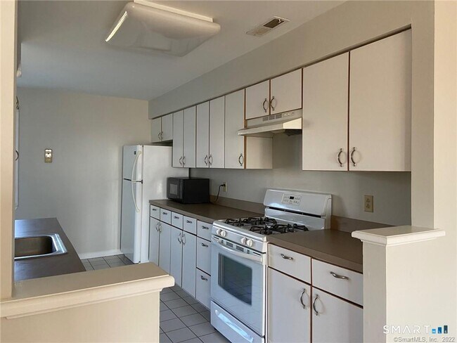 Building Photo - 560 Silver Sands Rd