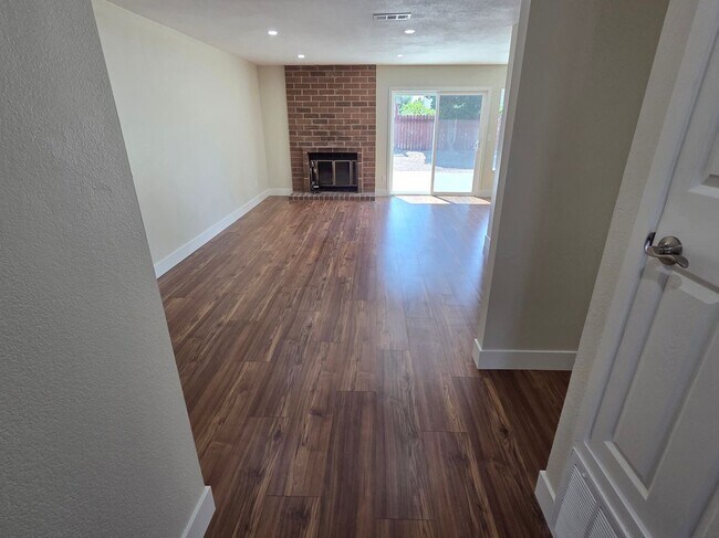 Building Photo - 616 Placer Ln