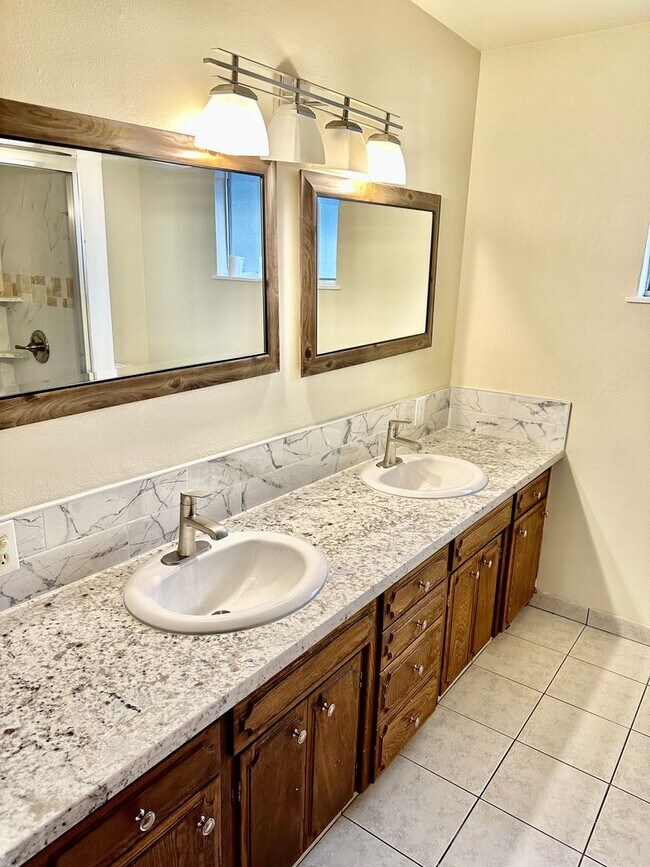 Building Photo - Spacious North Fresno 4/3 with Pool