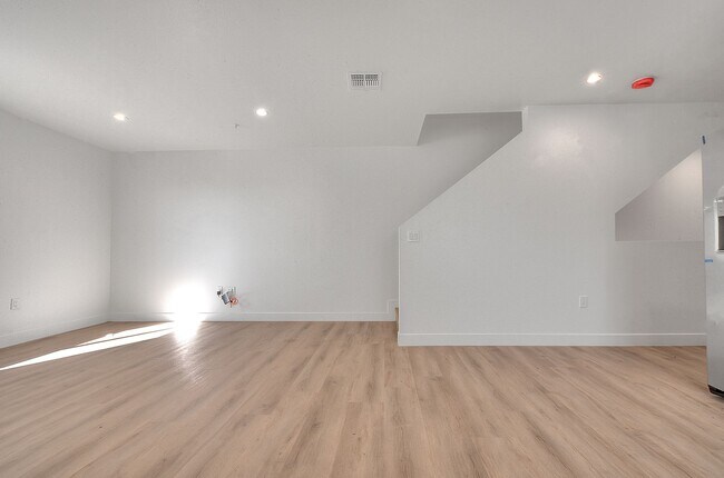 Building Photo - 5852 Vineland Ave