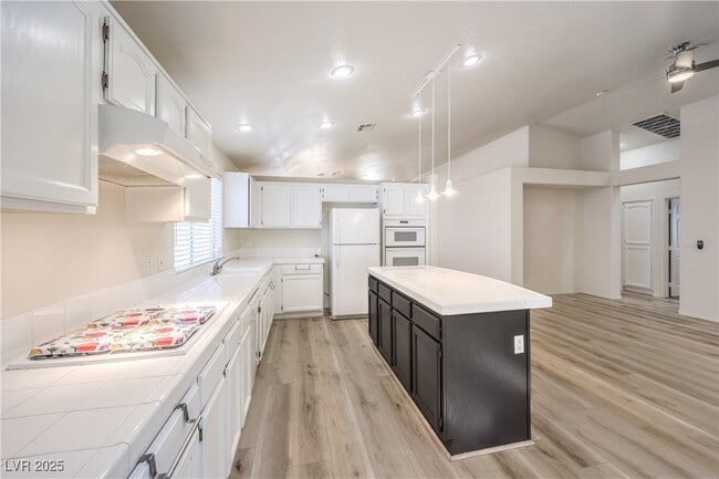 Building Photo - 1851 Vista Pointe Ave