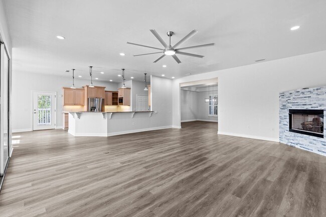 Building Photo - Executive Lakefront in Gainesville - Available NOW