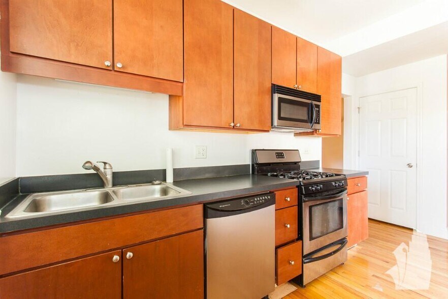 Primary Photo - 3428 W Parker Ave