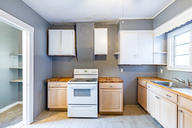 Building Photo - 243 Chamberlain St