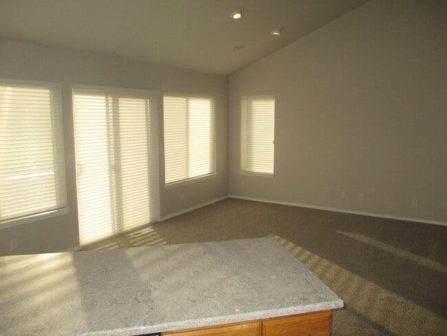 Building Photo - South Salem Home on Creekside Golf Course