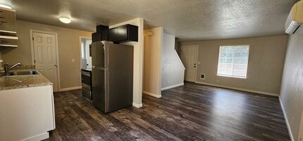 Building Photo - Large Yard - NE Grants Pass