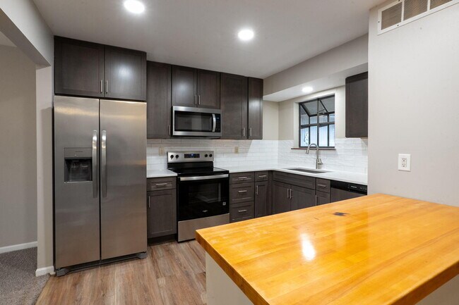 Building Photo - 2200 Bushnell Dr