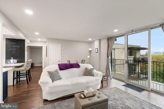 Building Photo - 3245 Rio Dr