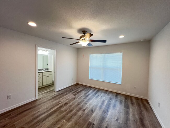 Building Photo - AVAILABLE NOW! Gorgeous 3 Bedroom, 2 Bathr...