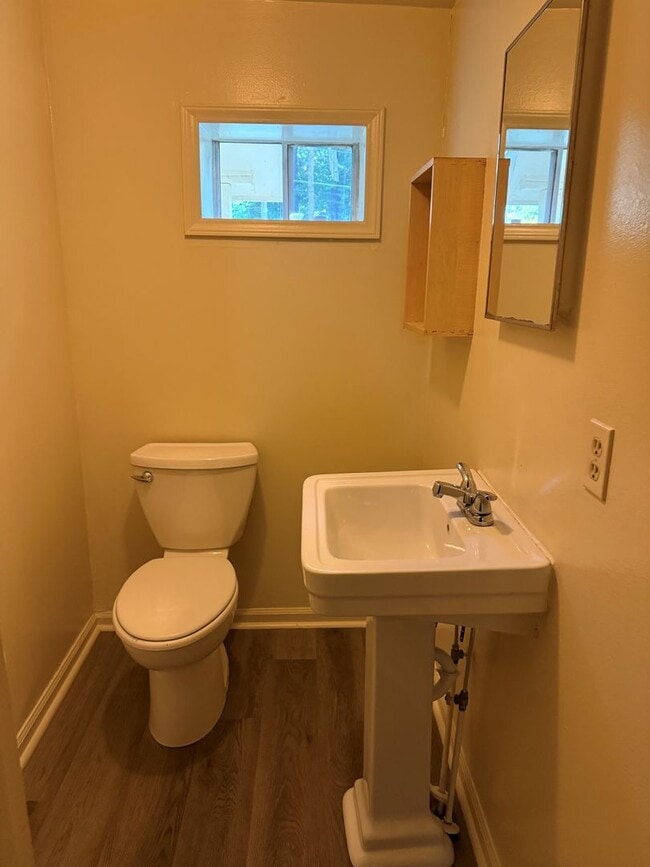 Building Photo - 3bed 1.5 bathroom house.