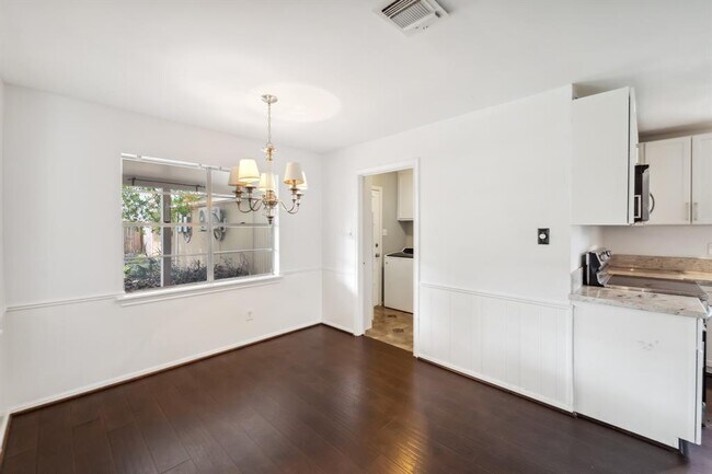 Building Photo - 1823 Saddlecreek Dr
