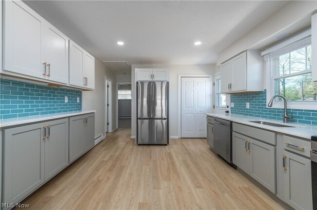 Building Photo - 3844 Edgewater Dr