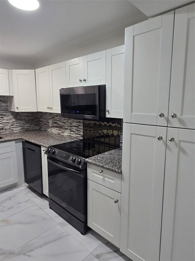 Building Photo - 733 SE 1st Way