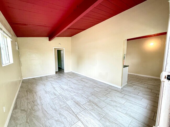 Building Photo - Charming 2-Bedroom Corner Lot Duplex Home in Clairemont with Private Yard!