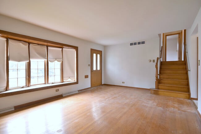 Building Photo - 8006 W Courtland Ave