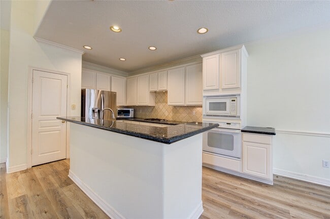 Building Photo - 2915 Monet Dr