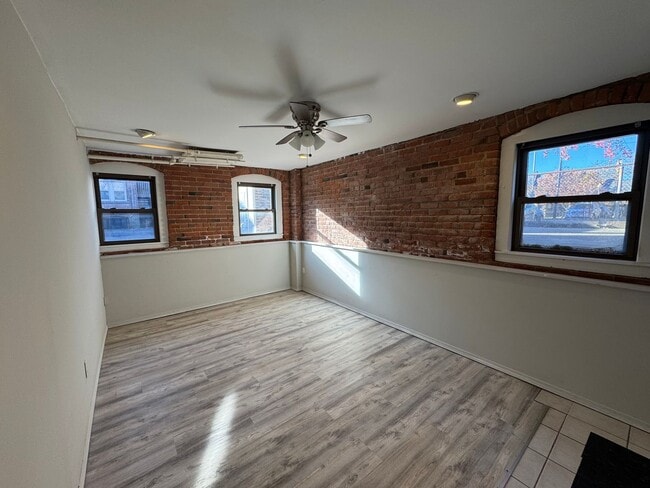 Building Photo - 2773 Hampshire-Unit 3