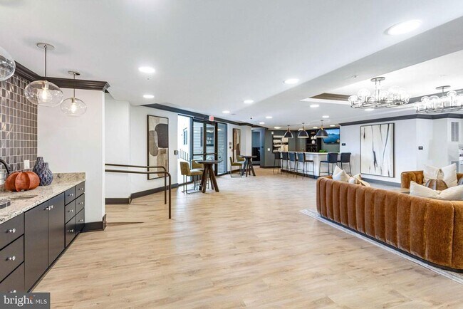 Building Photo - 701 N Henry St