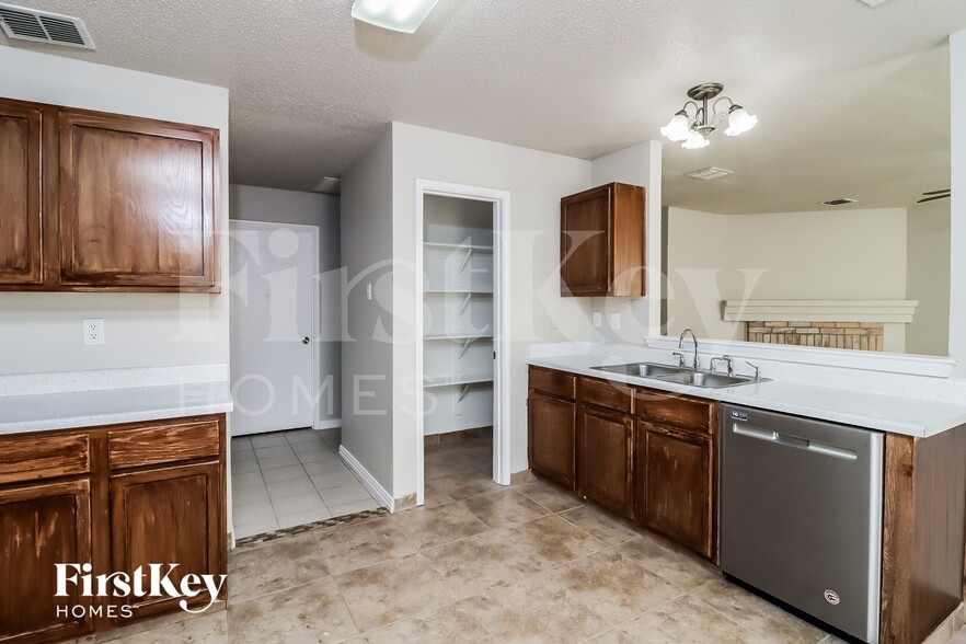 Building Photo - 3913 Fox Run Dr