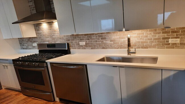 Building Photo - Elevate Your Lifestyle, Stunning 3-Bedroom Loft in Evanston