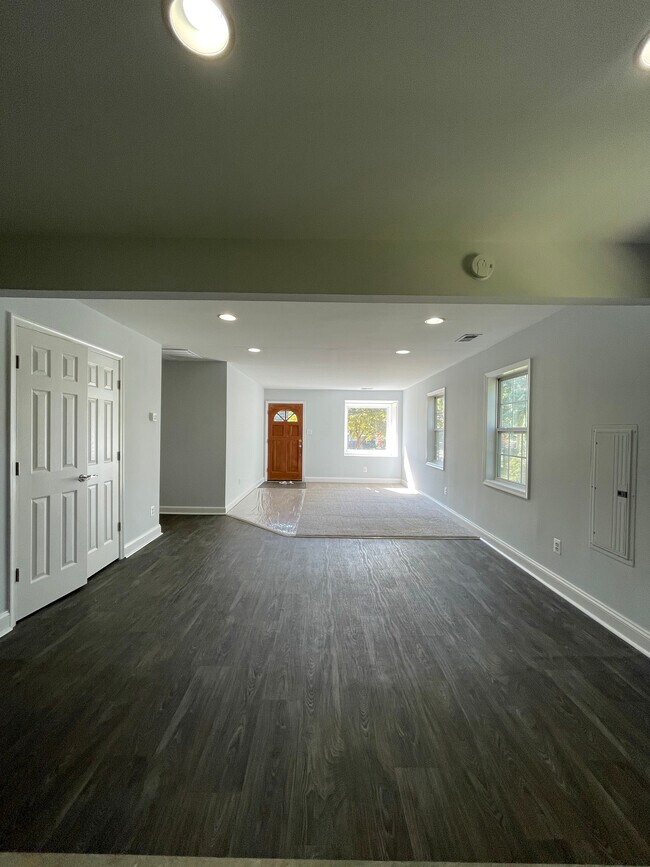 Building Photo - 3128 Headrow Cir