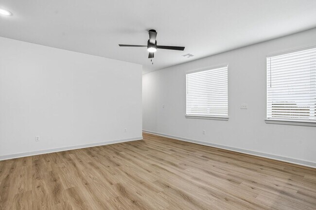 Building Photo - 3 Bed | 2 Bath Luxury Duplex