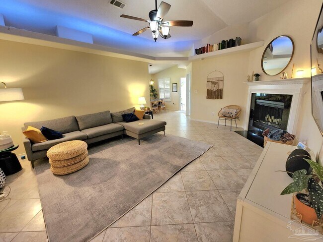 Building Photo - 876 Miramar Dr