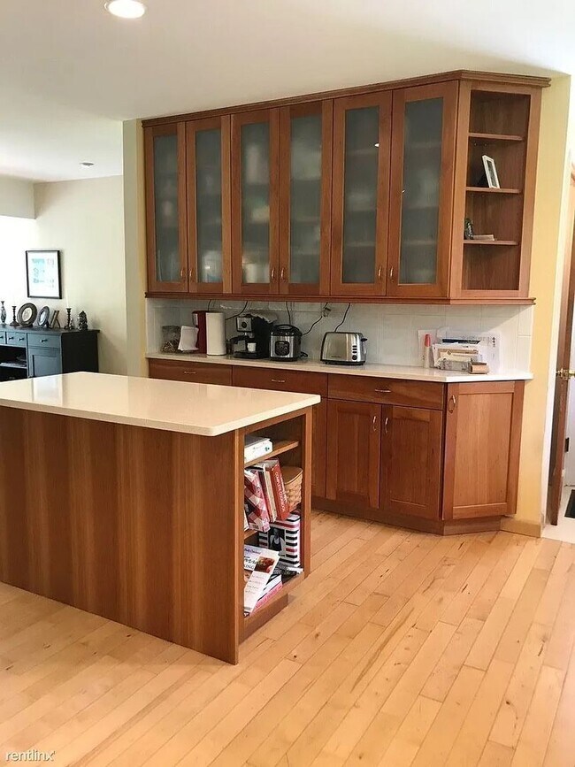 Building Photo - Inviting ranch situated in desirable North Ann Arbor