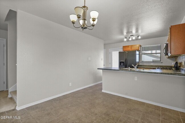 Building Photo - 2300 Glitter St