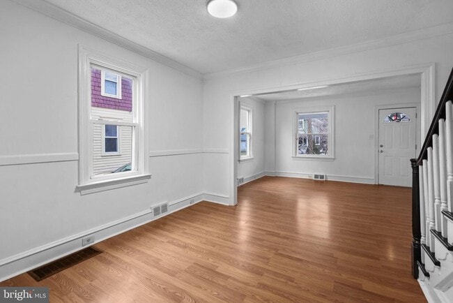 Building Photo - 34 E Hendrickson Ave