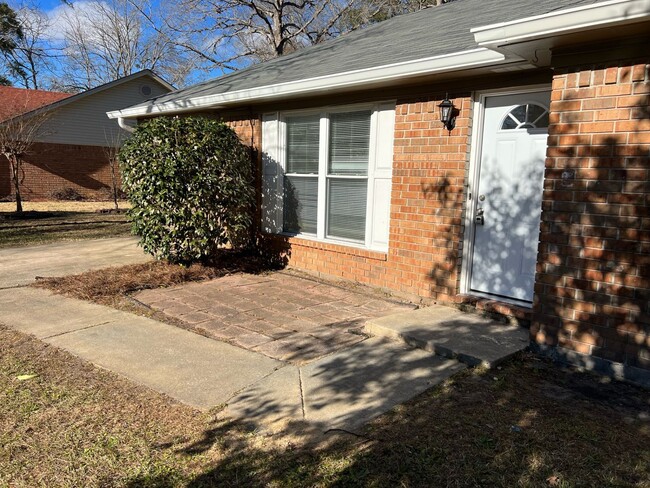 Building Photo - *Move-In Ready* 4 Bedroom 2 bath, Remodele...