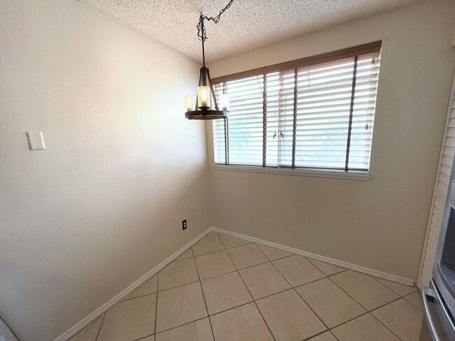 Building Photo - 718 Pine Island Dr