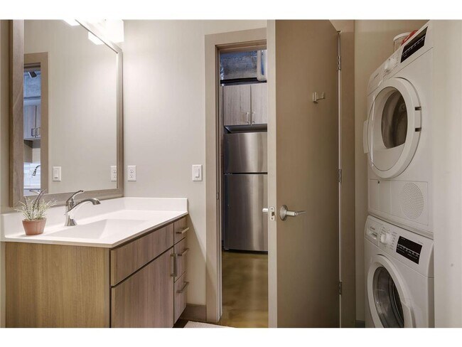 Building Photo - 728 N 3rd St