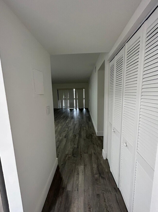 Building Photo - 8875 Fontainebleau Blvd