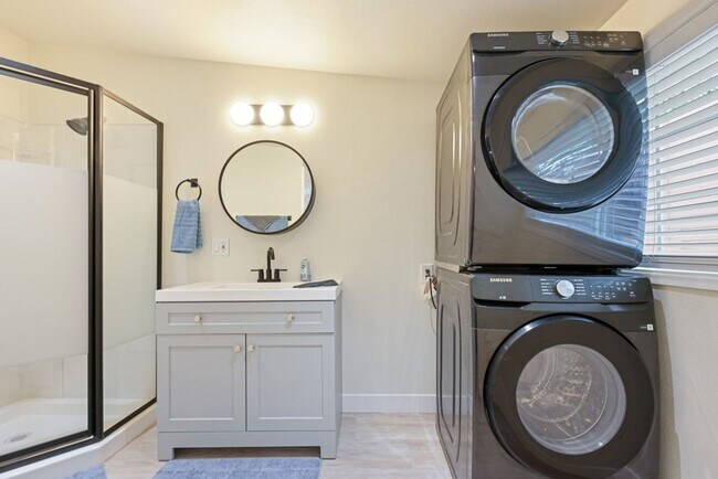 Building Photo - MUST SEE 3 Bed 2 HOUSE WITH GARAGE, YARD, & BONUS ROOM! CALL 6 1 9  8 8 8 5 5 5 4 TODAY!