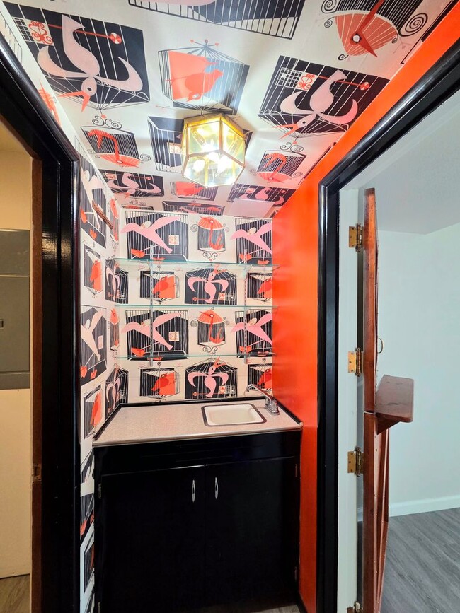 Building Photo - 4 Bed, 2 Bath -- Newly Renovated -- Home on Wenatchee Golf & Country Club's 16th Fairway**