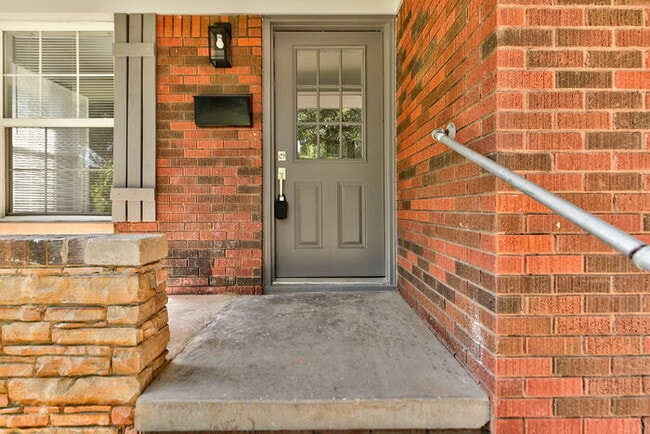 Building Photo - Fully Renovated 4 Bed, 2 Bath Near Campus!