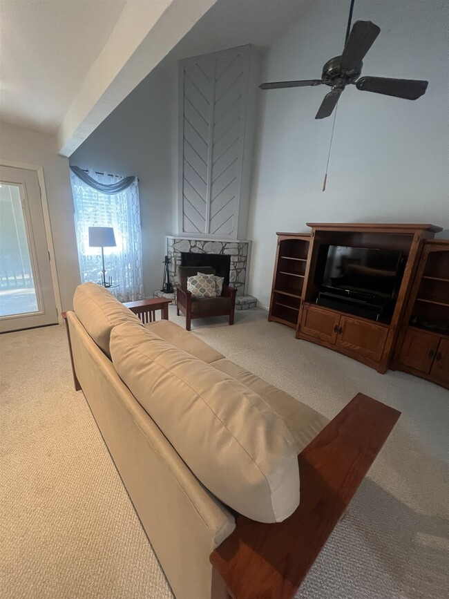 Building Photo - 307 Crestview