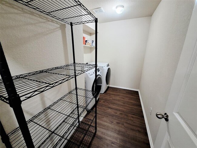 Building Photo - 325 Comal Run