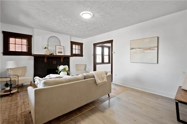 Building Photo - 3 bed 1 bathroom - central air, outdoor sp...