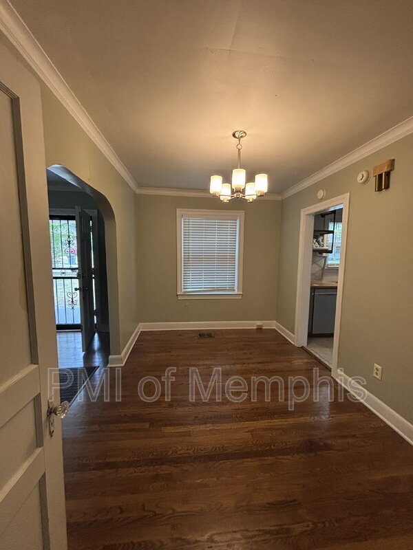 Building Photo - 579 Loeb St