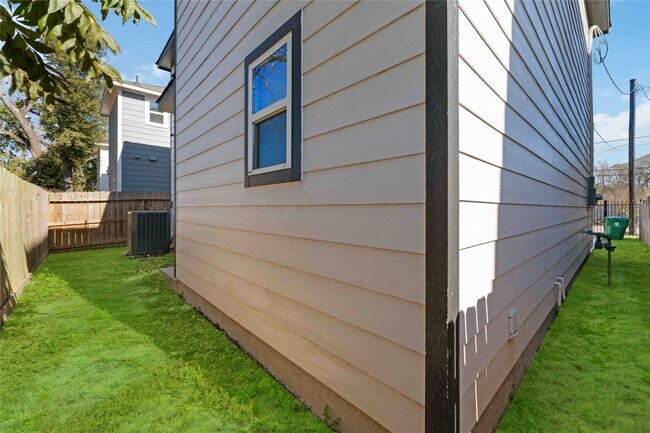 Building Photo - 9711 Beckley St