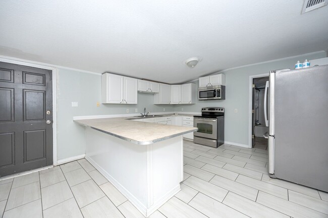 Building Photo - Charming 4-Bedroom, 2-Bath Home in a Prime Location