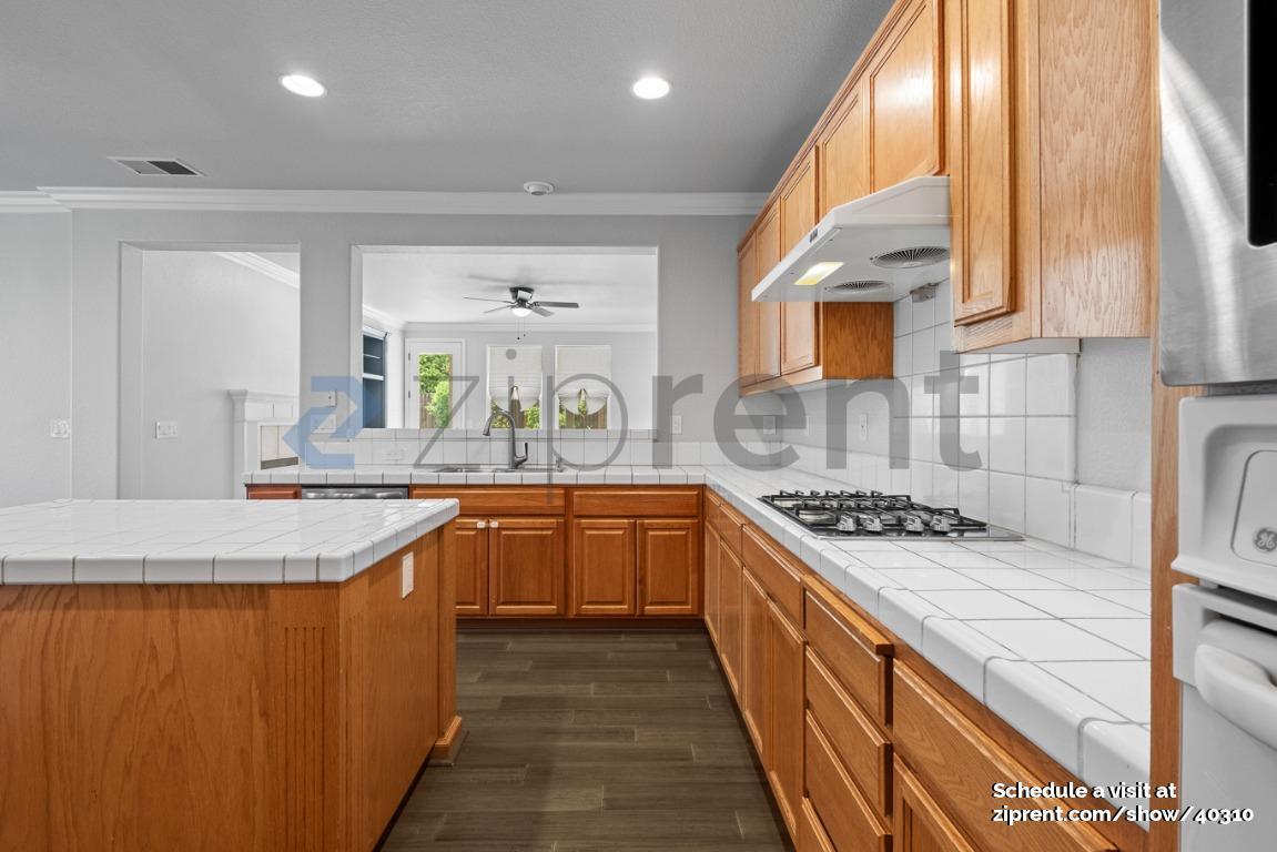 Building Photo - 2862 Safford Ave