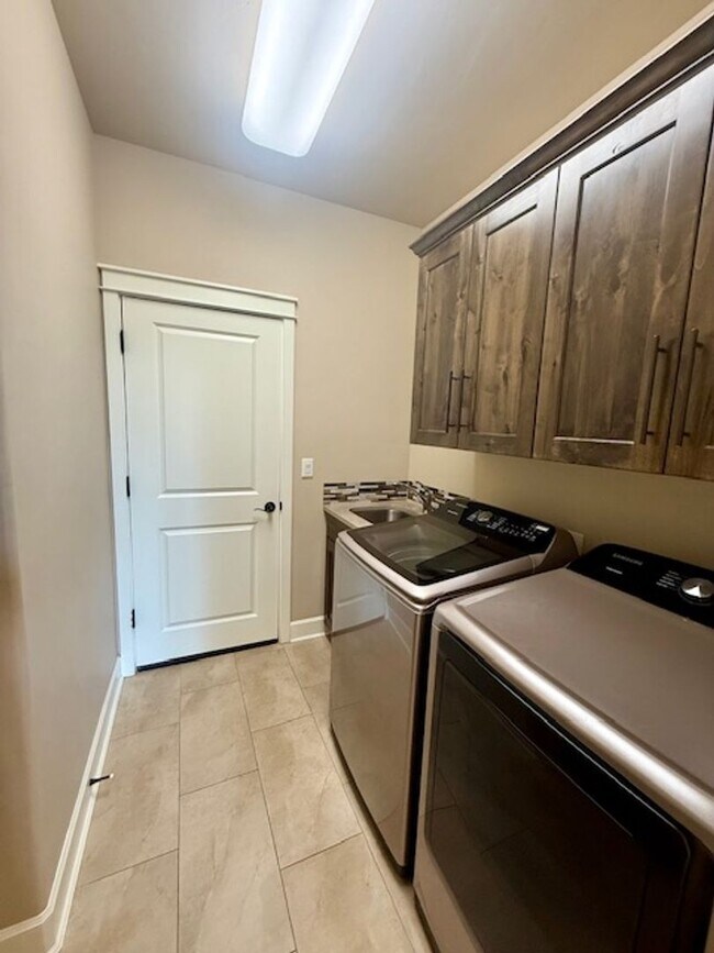 Building Photo - Luxury Home in Stonegate with Community Pool!