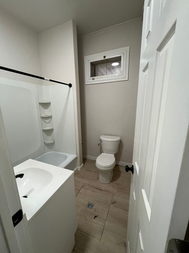 Building Photo - W Main St