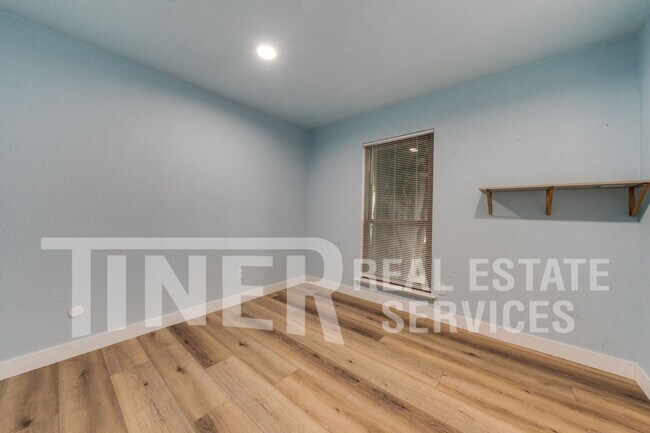 Building Photo - 324 Bridge Pl